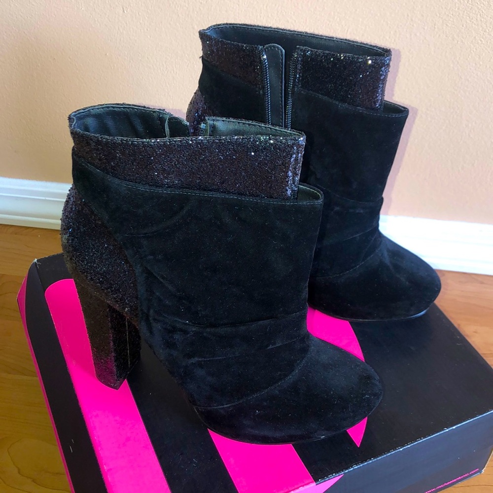 Black suede heels 👠